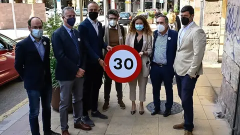 La delegada del Gobierno en Cantabria, Ainoa Qui&ntilde;ones; el jefe provincial de Tr&aacute;fico, Jos&eacute; Miguel Tolosa; el alcalde de Torrelavega, Javier L&oacute;pez Estrada, y varios concejales, en un acto sobre la nueva limitaci&oacute;n de la velocidad en ciudades