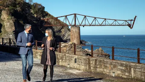 Archivo - El vicepresidente de Cantabria y la alcaldesa de Castro Urdiales visitan el Cargadero de D&iacute;cido