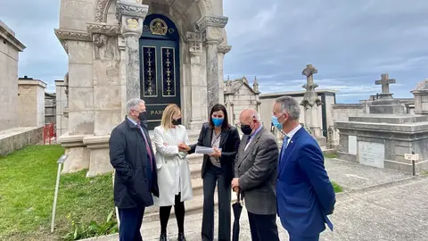 La alcaldesa de Santander, Gema Igual, visita la finalizaci&oacute;n de la rehabilitaci&oacute;n del pante&oacute;n de la familia Pardo