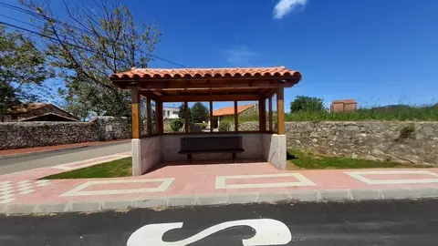 Nueva marquesina de bus instalada en Escobedo (Camargo)