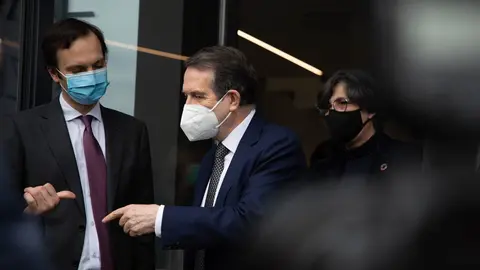 Archivo - El CEO de Zendal, Andr&eacute;s Fern&aacute;ndez (i); y el alcalde de Vigo y presidente de la FEMP, Abel Caballero, en las inmediaciones de la planta de Biofabri-Zendal, en O Porri&ntilde;o, Pontevedra, Galicia (Espa&ntilde;a), a 25 de febrero de 2021. En Biofabri-Zendal s