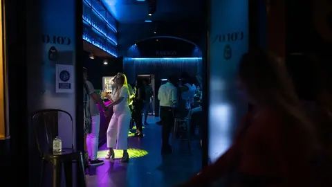 Varias personas en un pub en la primera noche sin toque de queda tras el fin del estado de alarma, a 09 de mayo de 2021, en Sevilla (Andaluc&iacute;a, Espa&ntilde;a).  