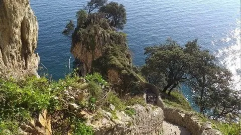 Archivo - Escaleras que bajan al Faro del Caballo