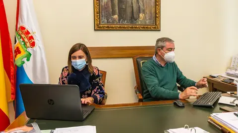 La consejera de Presidencia, Paula Fern&aacute;ndez, y el alcalde de Suances, Andr&eacute;s Ruiz Moya, firman la adhesi&oacute;n del municipio a los acuerdos marco del Gobierno de Cantabria