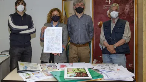 La concejala de Juventud, Patricia Portilla, con miembros del jurado del concurso de c&oacute;mics