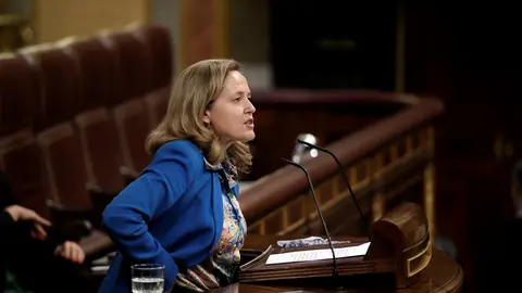 La vicepresidenta de Asuntos Econ&oacute;micos, Nadia Calvi&ntilde;o, interviene en una sesi&oacute;n plenaria en el Congreso de los Diputados, a 13 de mayo de 2021, en Madrid, (Espa&ntilde;a). 