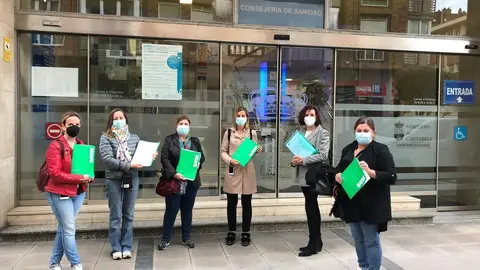 Delegadas de SATSE entregan las firmas recogidas en la Consejer&iacute;a de Sanidad