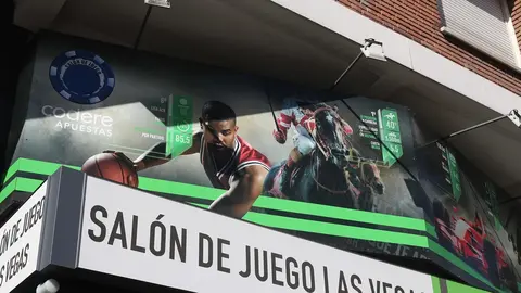 Archivo - Sal&oacute;nd e juego `Las Vegas&acute; con carteles publicitarios de sus apuestas. Archivo