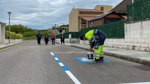 La alcaldesa de Planco visita las obras de reordenaci&oacute;n viaria en el barrio El Hondal
