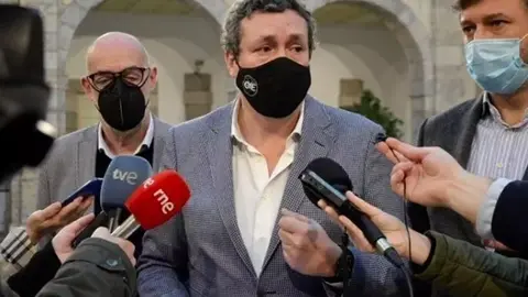 Imagen de archivo. Los portavoces en el Parlamento de Cantabria del PP, &Iacute;&ntilde;igo Fern&aacute;ndez (centro); de Cs. F&eacute;lix &Aacute;lvarez (izda), y del grupo mixto-Vox, Crist&oacute;bal Palacio (derecha)