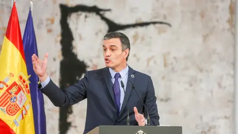 El presidente del Gobierno, Pedro S&aacute;nchez interviene durante un acto en La Moncloa con motivo de la reforma del art&iacute;culo 49 de la Constituci&oacute;n, a 13 de mayo de 2021, en Madrid (Espa&ntilde;a). El complejo de la Moncloa acoge este acto con motivo de la aprobaci&oacute;n