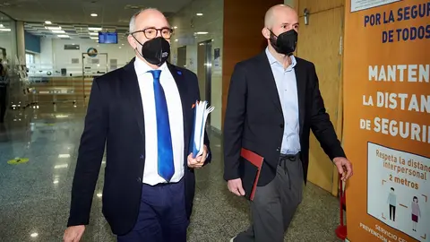 Archivo - El consejero de Sanidad, Miguel Rodr&iacute;guez (i), acompa&ntilde;ado del director general de Salud P&uacute;blica, Reinhard Wallmann.