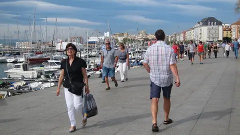 Archivo - Turistas en Santander 