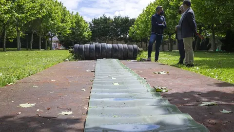 El vicepresidente y consejero de Universidades, Igualdad, Cultura y Deporte, Pablo Zuloaga, con el presidente de la Federaci&oacute;n C&aacute;ntabra de Bolos, Norberto Ortiz.