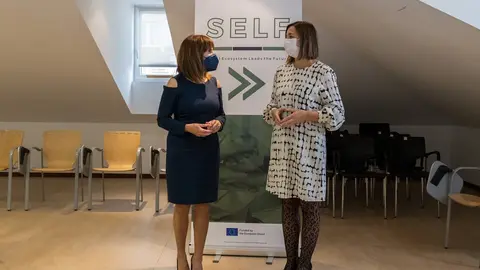 Las consejeras de Econom&iacute;a y Hacienda, Mar&iacute;a S&aacute;nchez, y de Empleo y Pol&iacute;ticas Sociales, Ana Bel&eacute;n &Aacute;lvarez, en el encuentro.