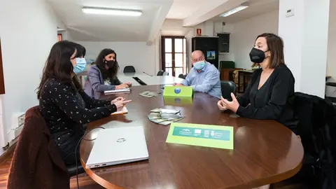 La consejera de Econom&iacute;a y Hacienda, Mar&iacute;a S&aacute;nchez, visita el Punto de Informaci&oacute;n Europeo (PIE) Valles Pasiegos