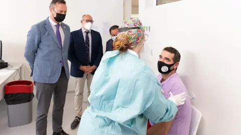 Los consejeros de Sanidad y Pesca, Miguel Rodr&iacute;guez y Guillermo Blanco, asisten al comienzo del proceso de vacunaci&oacute;n a los profesionales del sector pesquero