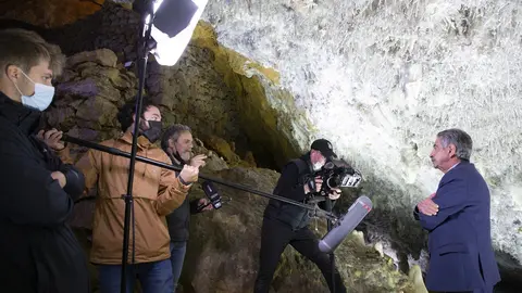 Miguel &Aacute;ngel Revilla en el rodaje de un documental internacional sobre los caminos de peregrinaci&oacute;n
