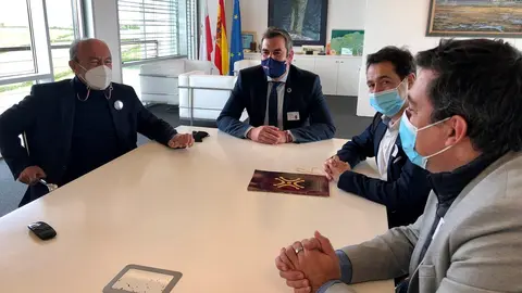 Reuni&oacute;n de L&oacute;pez Marcano con representantes municipales de Santo&ntilde;a, entre ellos el alcalde