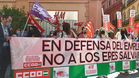 Concentraci&oacute;n de trabajadores de H&M ante la tienda de la calle O'Donnell, en Sevilla