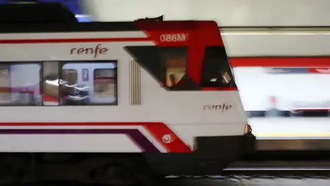 Un tren llega a la estaci&oacute;n de Renfe de Nuevos Ministerios