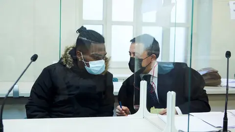 Archivo - El autor confeso del crimen machista registrado en Laredo a principios de 2019, T.S.M.R (i), habla con su abogado durante una sesi&oacute;n en la Audiencia Provincial de Cantabria