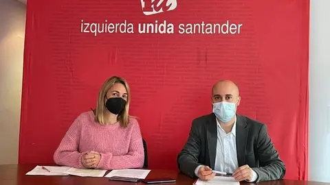 El coordinador general de IU Cantabria, Israel Ruiz Salm&oacute;n, y la presidenta de AEBE Cantabria, Vanessa Monar