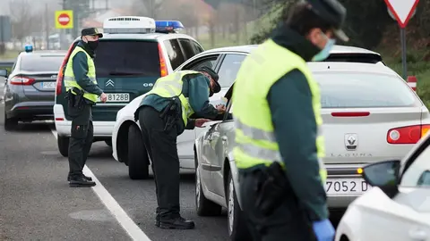 Archivo - Agentes de la Guardia Civil piden la documentaci&oacute;n a varios veh&iacute;culos durante un control efectuado en Laredo, Cantabria.