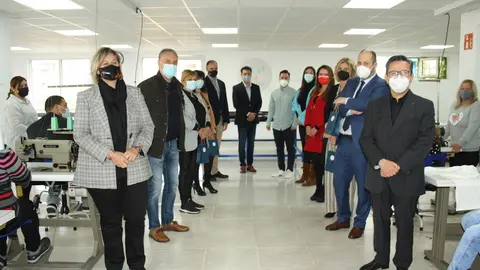 Acto de inauguraci&oacute;n del taller 'Nueva Vida Textil' al que han asistido representantes del Ayuntamiento de Camargo, CaixaBank, Liberbank,  Austral Sport y las asociaciones Nueva Vida y de Moda de Cantabria.