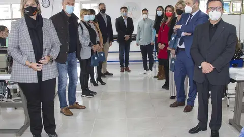 La alcaldesa de Camargo, Esther Bolado, y otros miembros del equipo de Gobierno municipal; representantes de Austral y Nueva Vida en la puesta en marcha del proyecto 'Nueva Vida Textil'