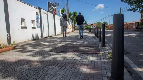 Bolardos junto al campo de f&uacute;tbol de Escobedo