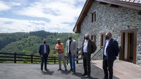 El consejero de Desarrollo Rural, Ganader&iacute;a, Pesca, Alimentaci&oacute;n y Medio Ambiente, Guillermo Blanco, visita el proyecto de creaci&oacute;n de apartamentos tur&iacute;sticos en Sierra de Colio