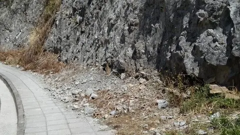 El PRC alerta del peligro por desprendimiento de piedras de un talud en Monte