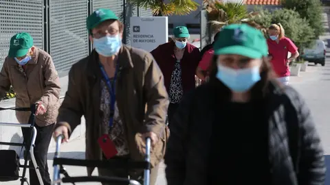 Varios ancianos de residencias. Archivo