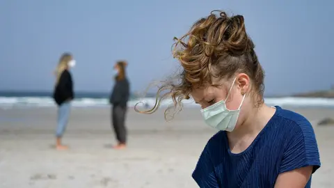 Archivo - Una ni&ntilde;a lleva una mascarilla en la Playa das Salseiras, a 3 de abril de 2021, en el municipio de A Laracha, A Coru&ntilde;a, Galicia (Espa&ntilde;a). Desde el pasado mi&eacute;rcoles es obligatorio el uso de mascarillas en cualquier espacio p&uacute;blico, independienteme