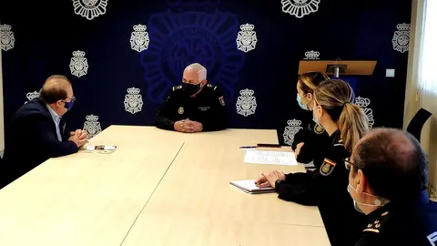 Reuni&oacute;n entre la Polic&iacute;a Nacional y la Plataforma Romanes de Cantabria para prevenir los delitos de odio