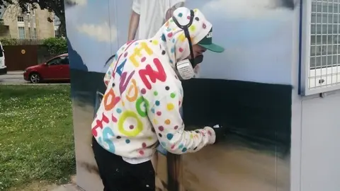 Steve Camino pinta las cabinas de aseo del Paseo Mar&iacute;timo de Laredo