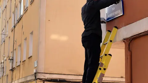 Archivo - Colocaci&oacute;n de las nuevas placas de las calles