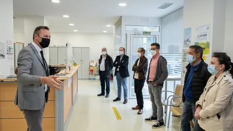El consejero de Desarrollo Rural, Ganader&iacute;a, Pesca, Alimentaci&oacute;n y Medio Ambiente, Guillermo Blanco, visita la Oficina Comarcal Agraria de San Vicente de Toranzo