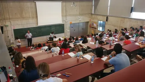 Archivo - Uno de los ex&aacute;menes para optar a la oferta p&uacute;blica de empleo del SMS