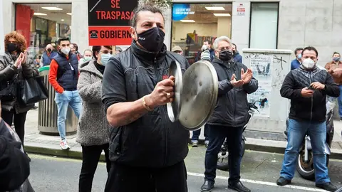 Archivo - Un hostelero participa una protesta frente a la Consejer&iacute;a de Sanidad 