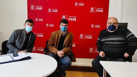 Torres junto al portavoz del PSOE en el Ayuntamiento, Daniel Fern&aacute;ndez, en una reciente reuni&oacute;n con la Asociaci&oacute;n de Enfermos de Crohn y Colitis Ulcerosa (ACCU)