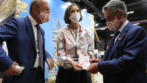 El presidente de Cantabria, Miguel &Aacute;ngel Revilla (dcha); la ministra de Turismo, Reyes Maroto; y el consejero de Turismo, Javier L&oacute;pez Marcano, en FITUR.