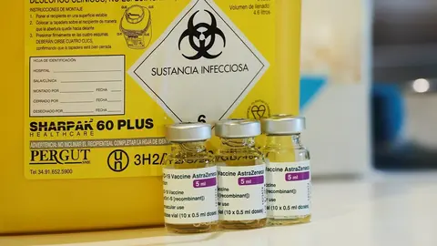 Archivo - Varios viales con la vacuna de AstraZeneca