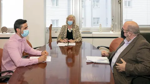 La Consejera De Educaci&oacute;n Y Formaci&oacute;n Profesional, Marina Lomb&oacute;, Se Re&uacute;ne Con El Alcalde En Funciones De Hazas De Cesto, Alejandro Llano