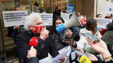 Archivo - El presidente de la Asociaci&oacute;n Empresarial de Hosteler&iacute;a de Cantabria (AEHC), &Aacute;ngel Cuevas, interviene durante un acto simb&oacute;lico de protesta frente a la Consejer&iacute;a de Sanidad 