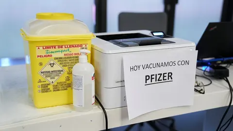 Un cartel en el que se lee: "Hoy vacunamos con Pfizer" en el Wanda Metropolitano, a 19 de mayo de 2021, en Madrid (Espa&ntilde;a). La Comunidad de Madrid comenz&oacute; a vacunar el pasado lunes a las personas de entre 50 y 59 a&ntilde;os en los hospitales p&uacute;blicos de la regi