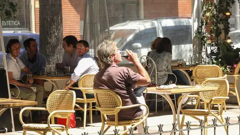 Varias personas en una terraza