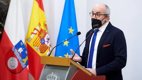 Archivo - El consejero de Sanidad de Cantabria, Miguel Rodr&iacute;guez