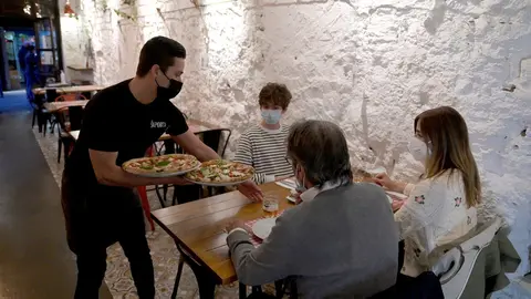 Archivo - Unas personas cenando en el interior de un restaurante
